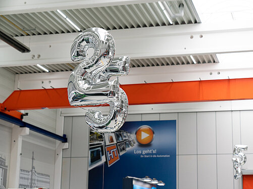 Montagehalle von HandlingTech mit Luftballons zum 25-jährigen Jubiläum